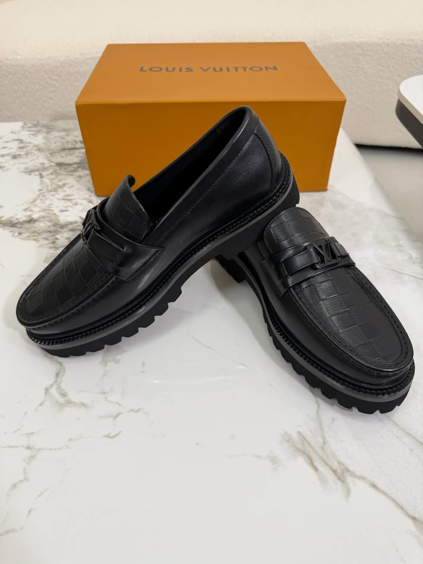 [L Family] Top P: 800💰 ▪️Size: 39-44 (38.45 custom-made) The top male god leather shoes Lv series are sold at the same time with original factory configuration, original cowhide fabric imported from Italy, soft and comfortable, imported water-dyed cow lining, soles: original ultra-light French foam outsole super comfortable, original factory with single goods 🔍🔍high quality, can be entered and exited at will, welcome to compare and synchronize.